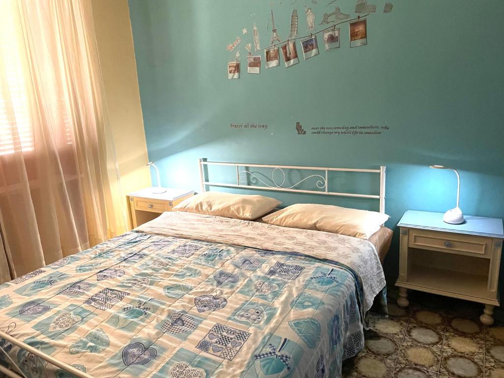 sypialnia z łóżkiem, 2 stołami i lampką w obiekcie La Casa Di Lina w mieście Baiano