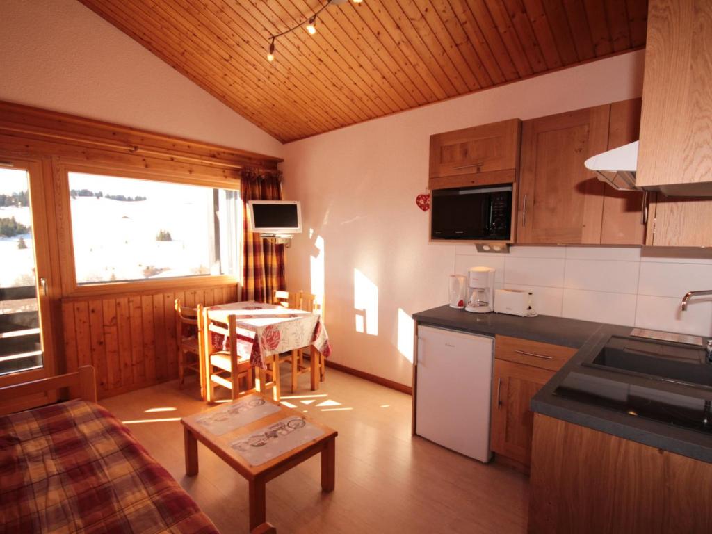 - une cuisine avec un évier et une table dans une chambre dans l'établissement Appartement cosy 2 pièces cabine - Balcon sud, parking, pied des pistes - FR-1-293-122, à Hauteluce