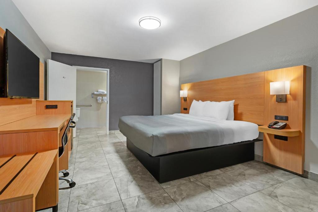 Quality Inn and Conference Center Tampa-Brandon - 