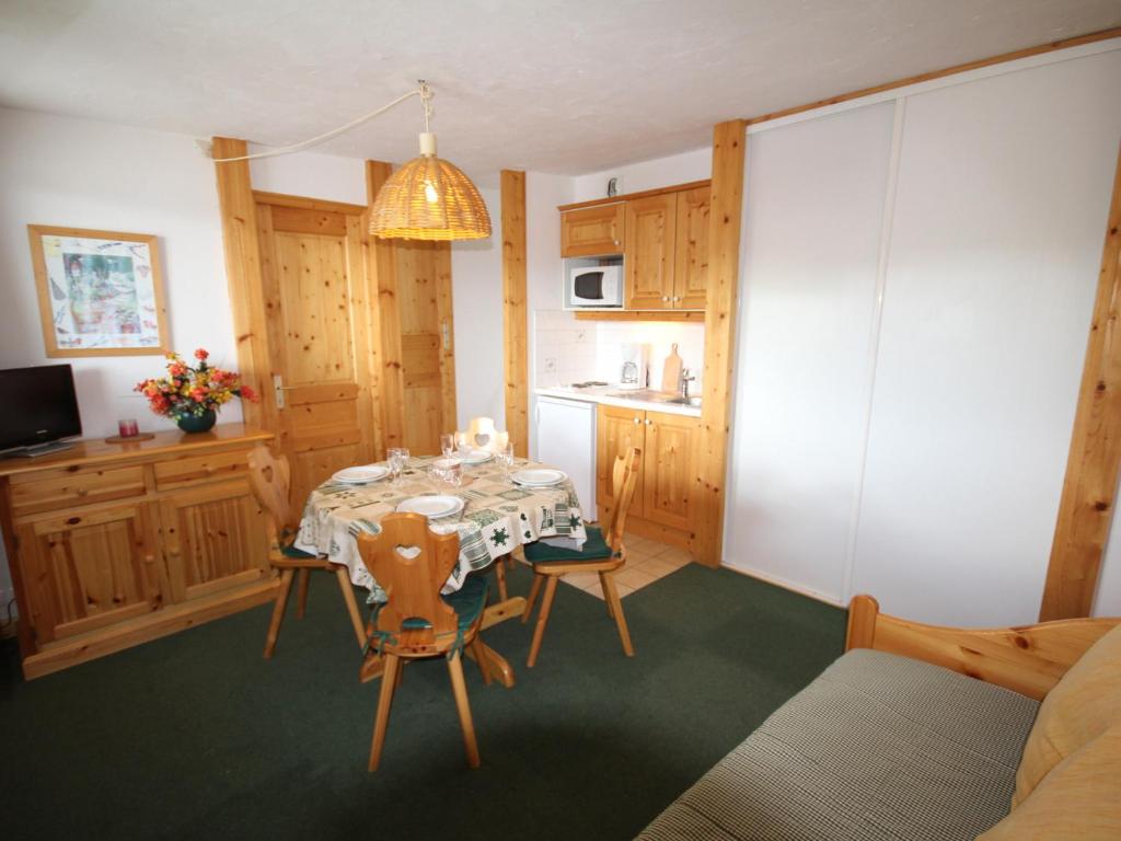a kitchen and dining room with a table and chairs at Charmant 2 Pièces Cabine au Cœur des Saisies - Proche Pistes et Commerces - FR-1-293-1 in Les Saisies