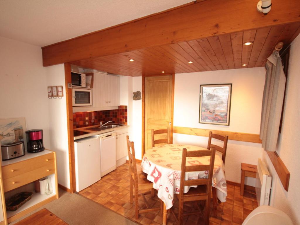 Η κουζίνα ή μικρή κουζίνα στο Studio cosy avec 2 cabines, balcon ensoleillé, proche pistes et commerces - Hauteluce - FR-1-293-124