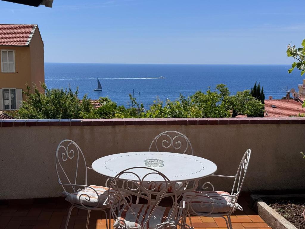 une table et des chaises sur un balcon avec l'océan dans l'établissement SeaView Home - Evasion près de Monaco, à Cap d'Ail