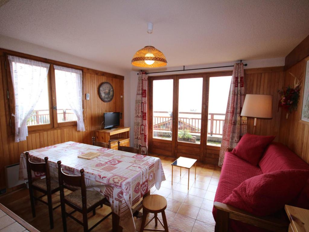 un salon avec une table et un canapé dans l'établissement Les Saisies - Appartement 2 pièces cabine, 7 pers, terrasse, casier à skis, garage, plein sud - FR-1-293-260, à Hauteluce