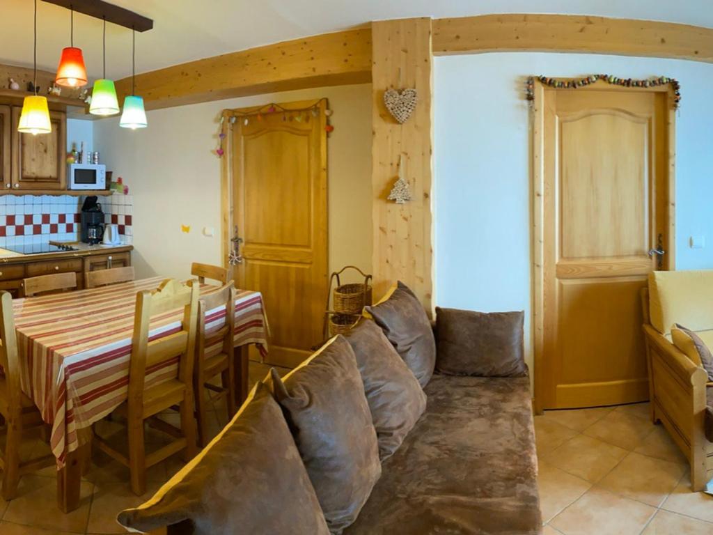 a kitchen and a dining room with a table and chairs at Appartement lumineux 8 pers avec piscine et parking près des pistes à Villard-sur-Doron - FR-1-293-363 in Villard-sur-Doron