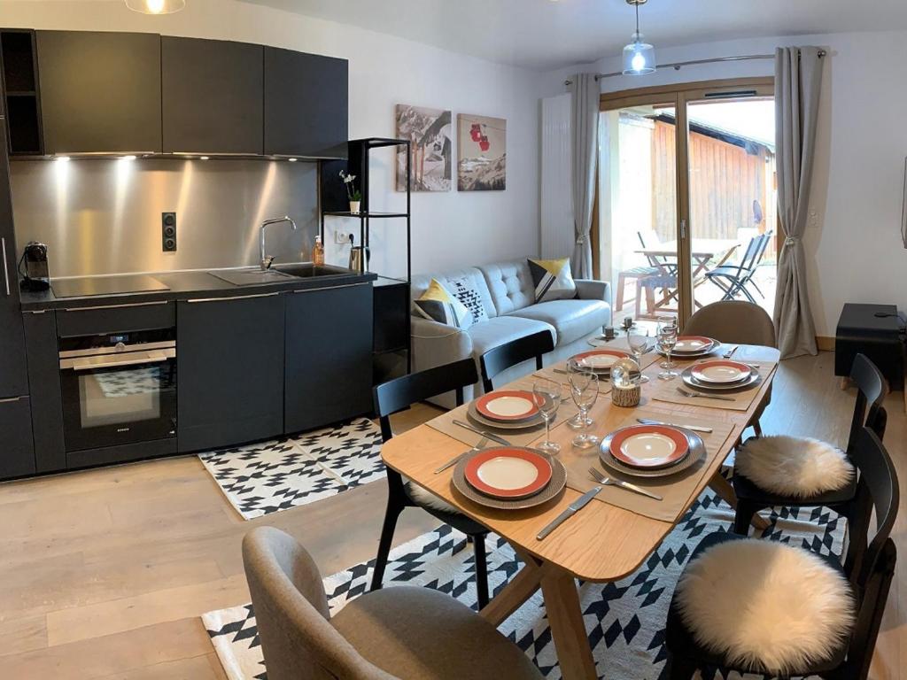 une cuisine et une salle à manger avec une table et des chaises dans l'établissement **Appartement de standing - 6 pers, 47m², 100m des pistes, Les Saisies** - FR-1-293-267, à Hauteluce