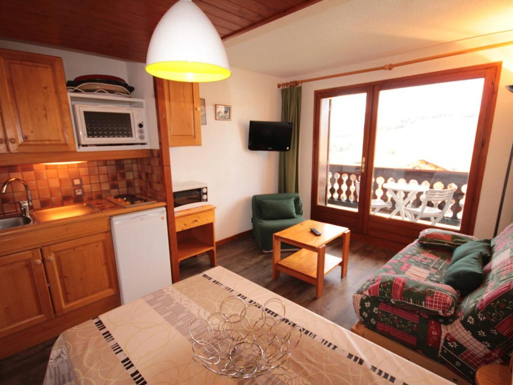 a room with a kitchen and a living room at Studio cabine Les Saisies, 4 pers, balcon sud, TV, proche pistes - FR-1-293-332 in Hauteluce