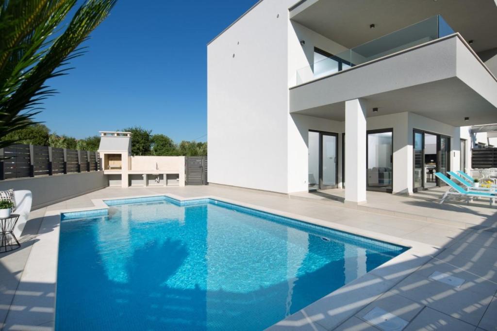 een zwembad voor een huis bij Villa Fasana-Apartment 1 by Vivi Rent in Fažana
