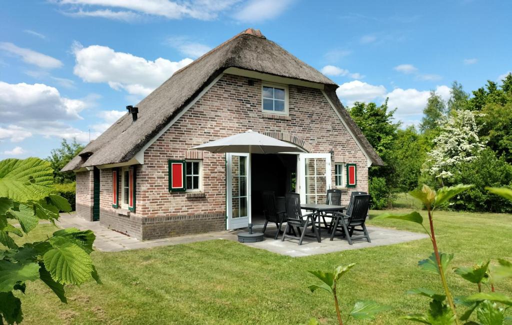 a small brick cottage with a table and chairs at 3 Bedroom Gorgeous Home In Den Ham in Den Ham