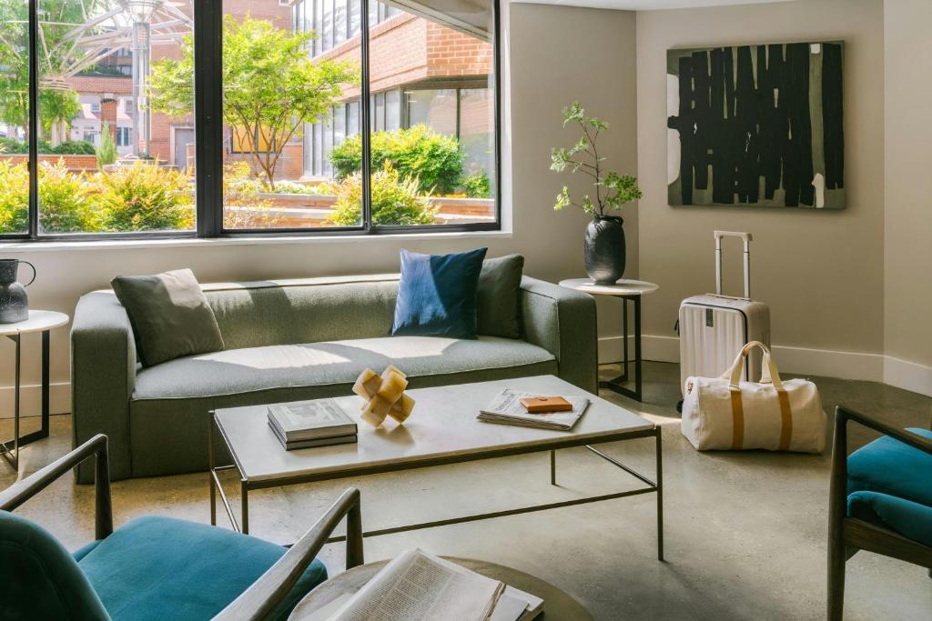 Un lugar para sentarse en Sonder by Marriott Bonvoy Georgetown C&O Apartments Georgetown