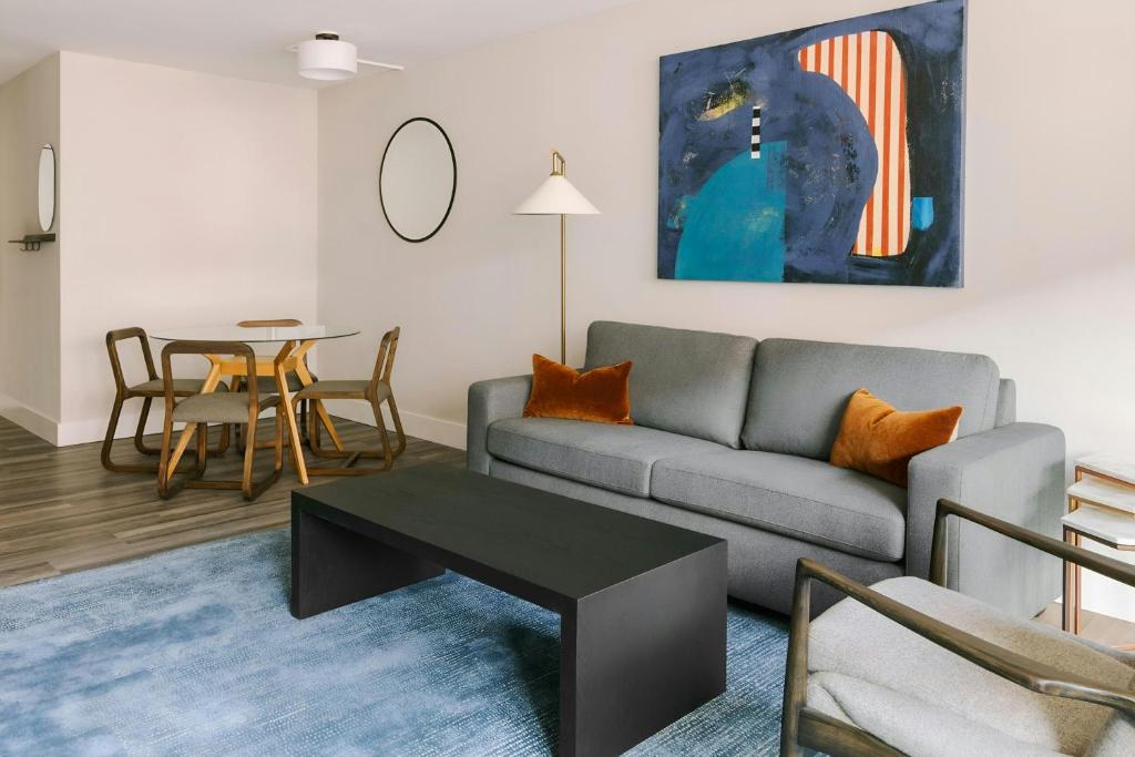Un lugar para sentarse en Sonder by Marriott Bonvoy Georgetown C&O Apartments Georgetown