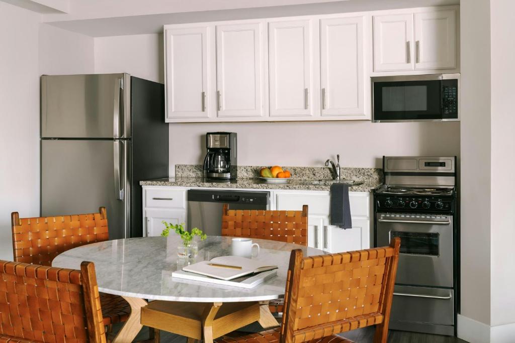 Una cocina o cocineta en Sonder by Marriott Bonvoy Georgetown C&O Apartments Georgetown