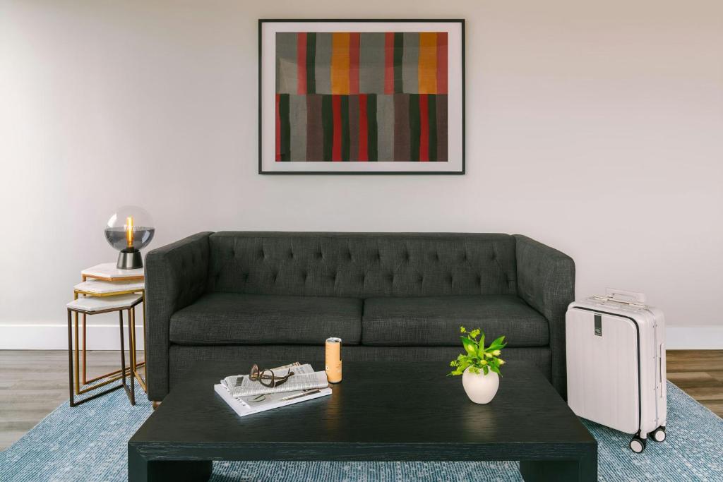 Un lugar para sentarse en Sonder by Marriott Bonvoy Georgetown C&O Apartments Georgetown