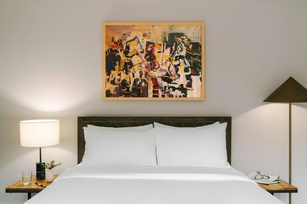 Una cama o camas en una habitación de Sonder by Marriott Bonvoy Georgetown C&O Apartments Georgetown