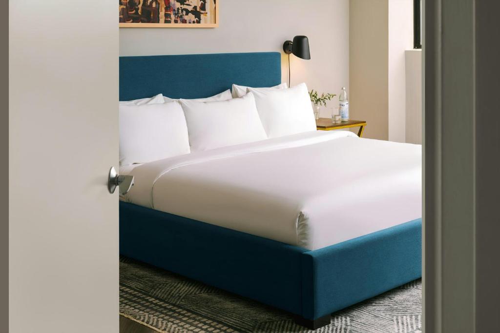 Una cama o camas en una habitación de Sonder by Marriott Bonvoy Georgetown C&O Apartments Georgetown