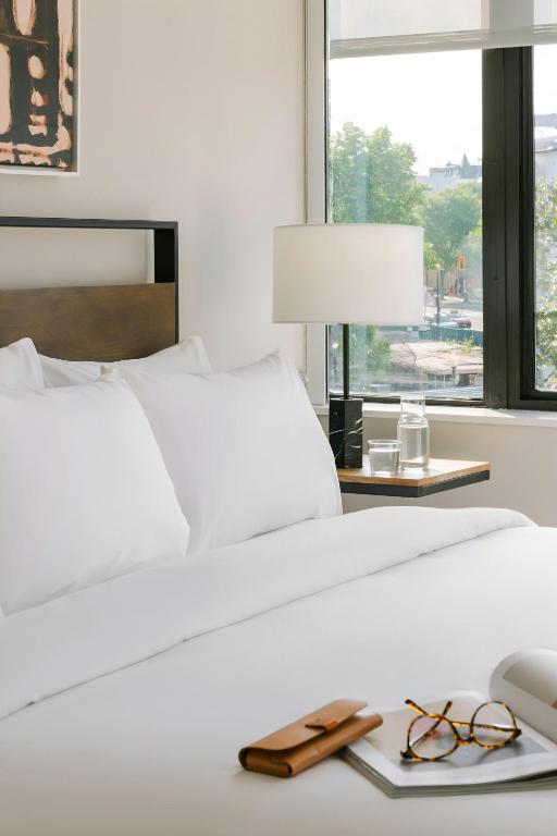 Una cama o camas en una habitación de Sonder by Marriott Bonvoy Georgetown C&O Apartments Georgetown