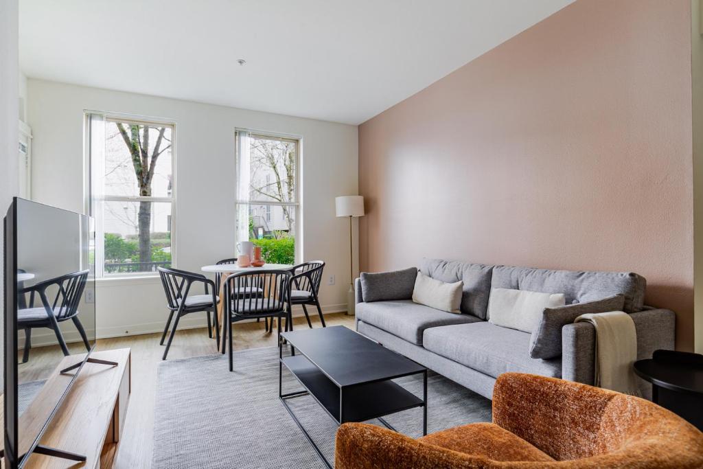 ein Wohnzimmer mit Sofa und Tisch in der Unterkunft Blueground NW Bellevue gym bbq nr park SEA-848 in Seattle