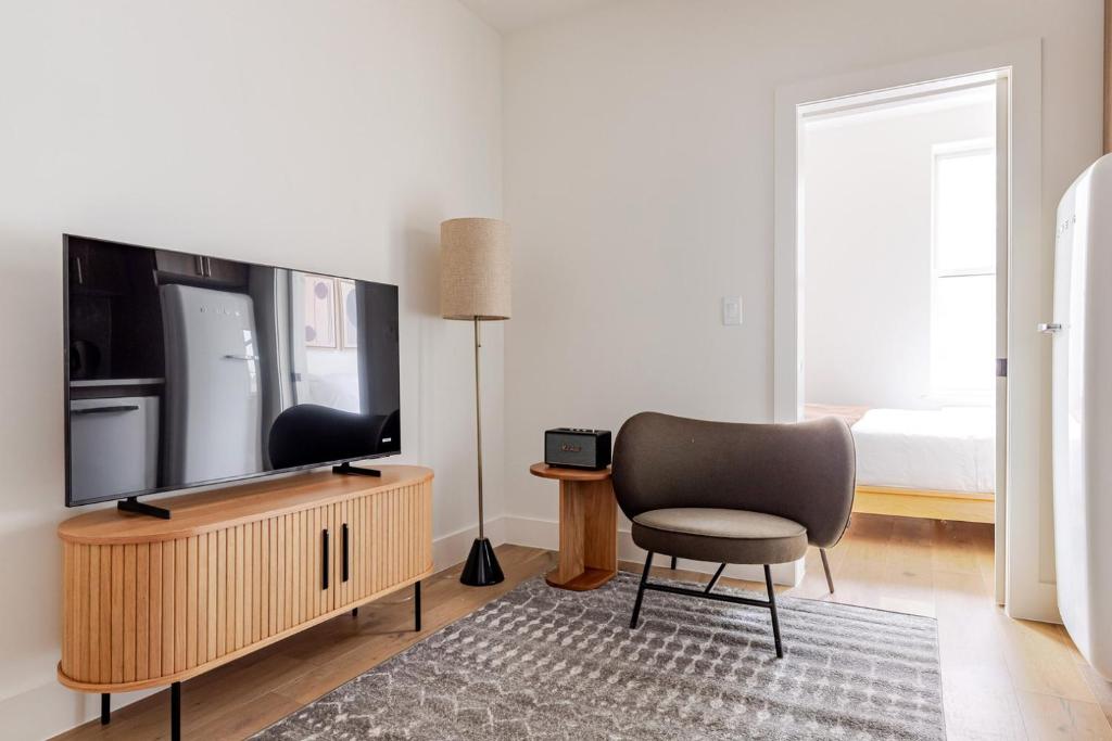 TV a/nebo společenská místnost v ubytování Blueground Manhattan wd AC nr park NYC-1829