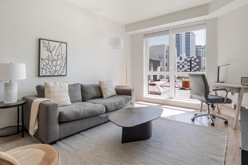 Et opholdsområde på Blueground Northgate-Waverly rooftop bbq SFO-1830