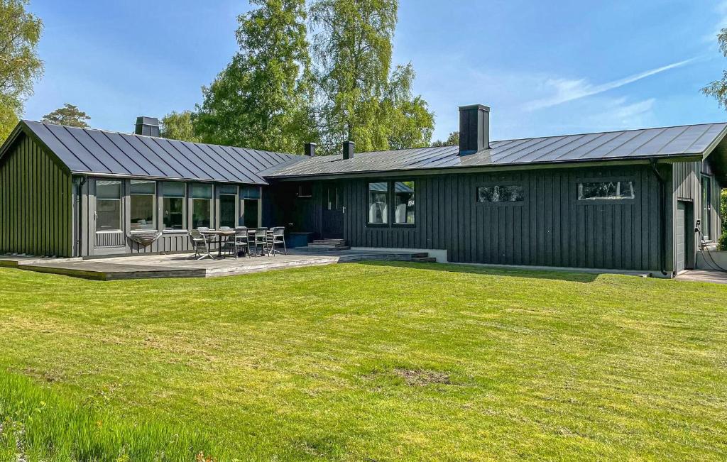 哈尔姆斯塔德Nice Home In Halmstad With Wifi的前面有草坪的绿色房子