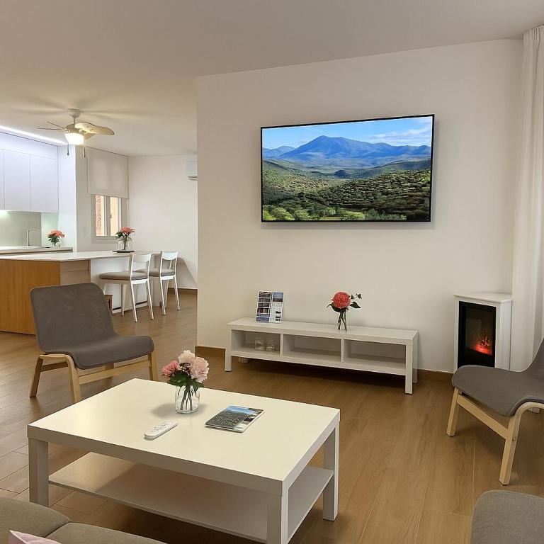 a living room with a table and a fireplace at Céntrico Apartamento en Jaén 107 m2 2 baños 4 pax in Jaén