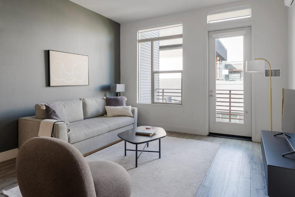 een woonkamer met een bank en een tafel bij Blueground Menlo Park pool nr Baylands Park SFO-1287 in San Francisco