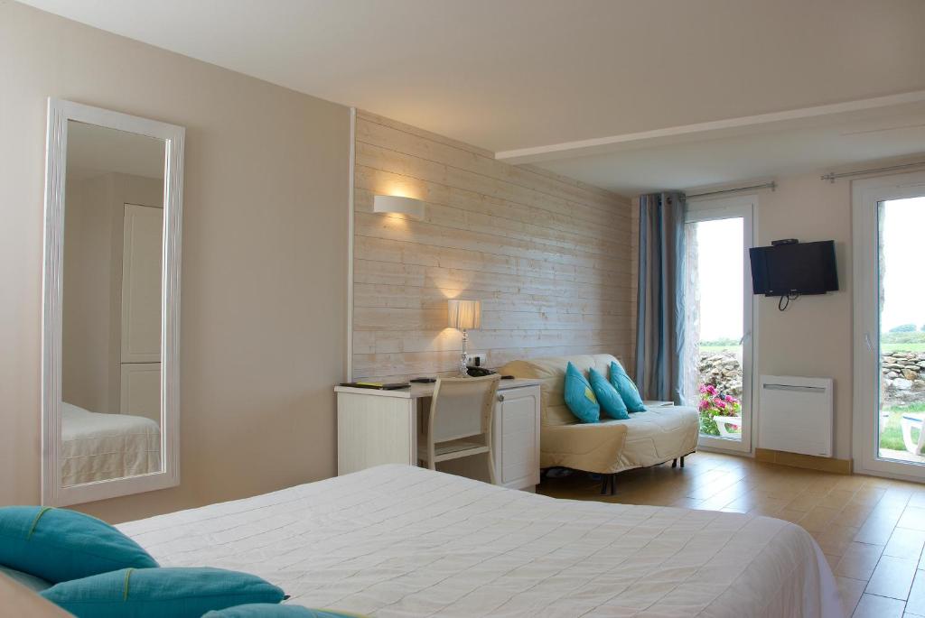 Postel nebo postele na pokoji v ubytování Logis Hôtel Vent d'Iroise