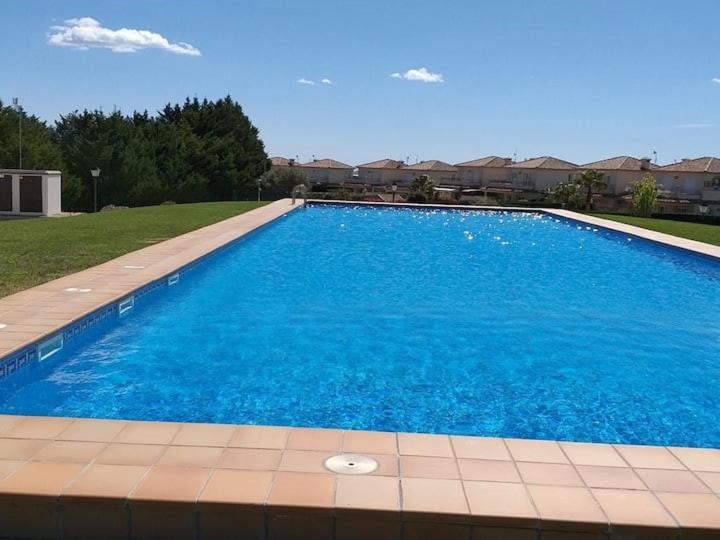 una grande piscina blu in un cortile di Appartement vinaros proche de la mer a Sant Jordi