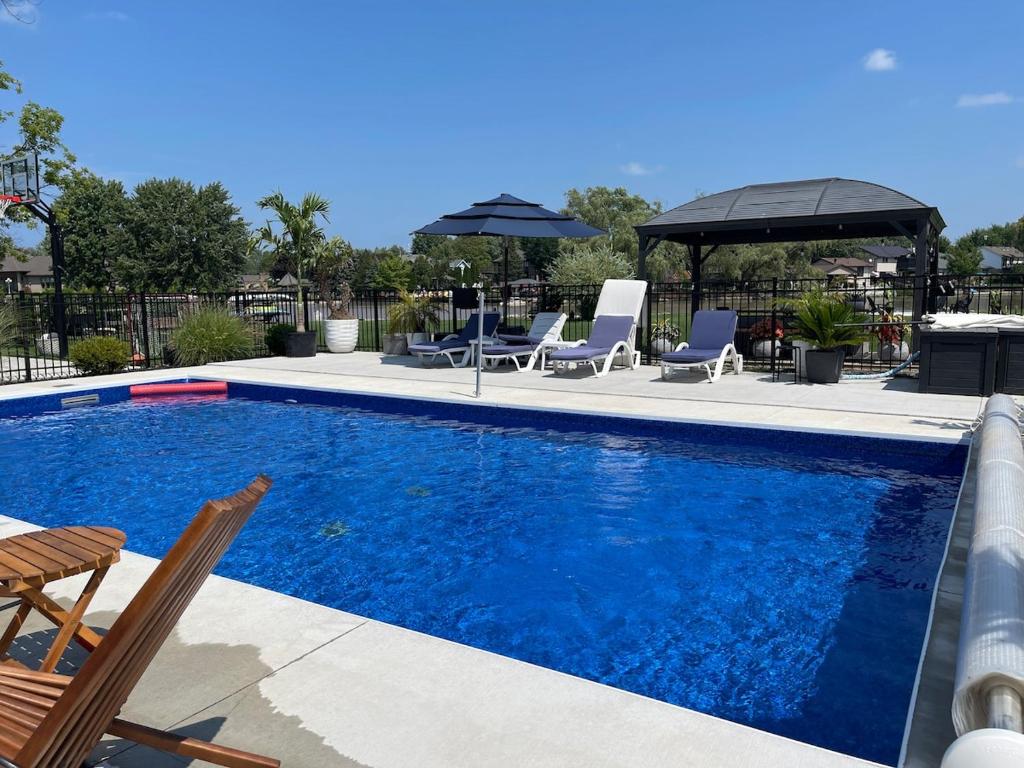 Swimmingpoolen hos eller tæt på The Grand River Retreat with heated Pool & hot tub