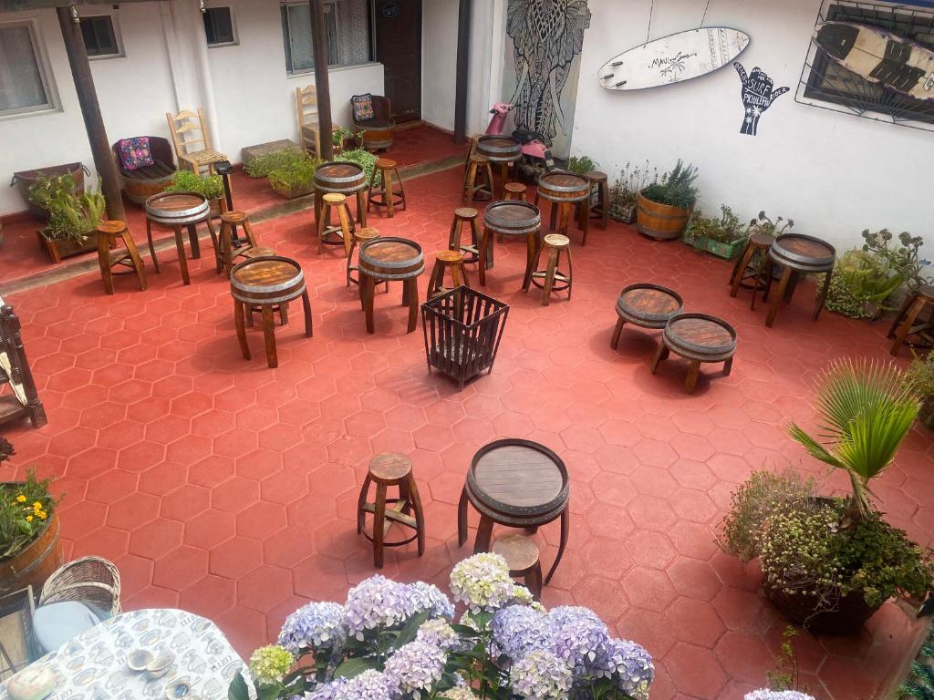 A restaurant or other place to eat at Traveland Hostal Pichilemu Centro