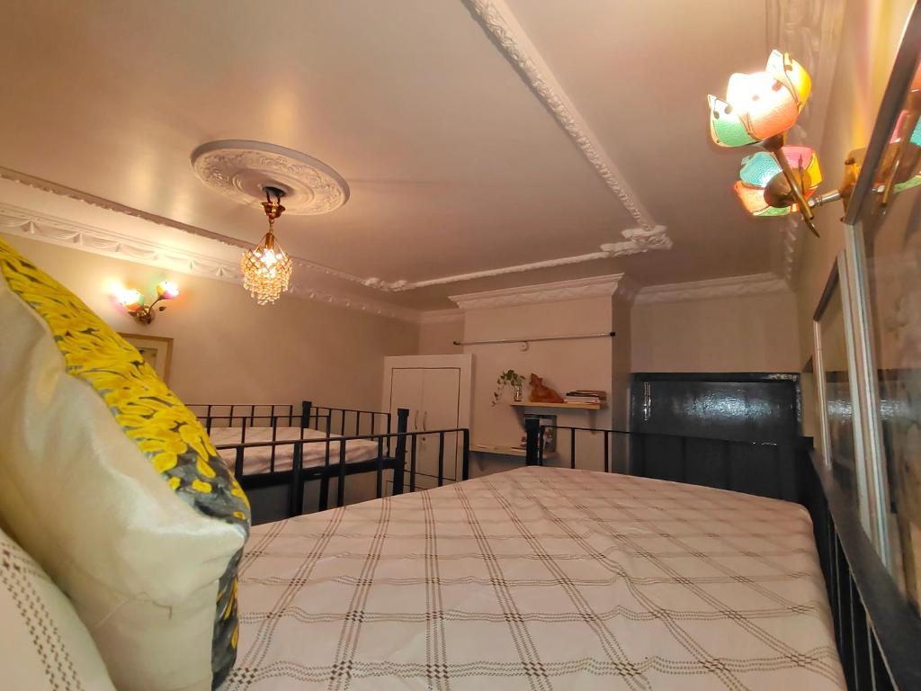 Voodi või voodid majutusasutuse Shared Bed Hostel toas