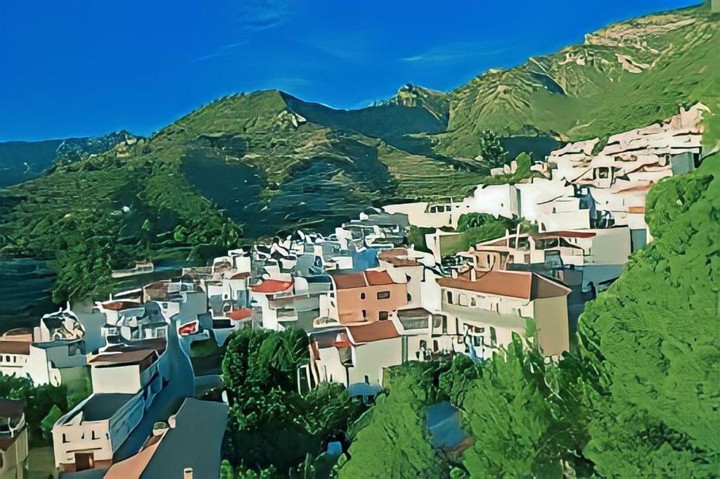 un pequeño pueblo en una colina con casas en CASA VALLE VERDE, en Lentegí
