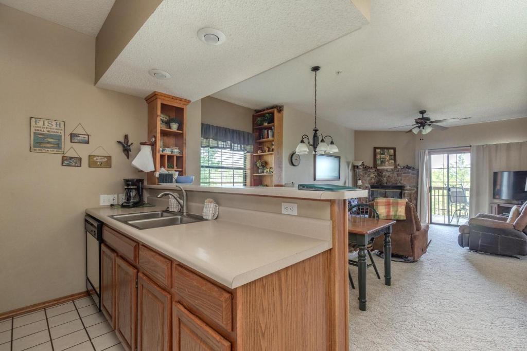 Η κουζίνα ή μικρή κουζίνα στο 2BR Village At Indian Point 905 near SDC-Free Tickets Daily up to $500