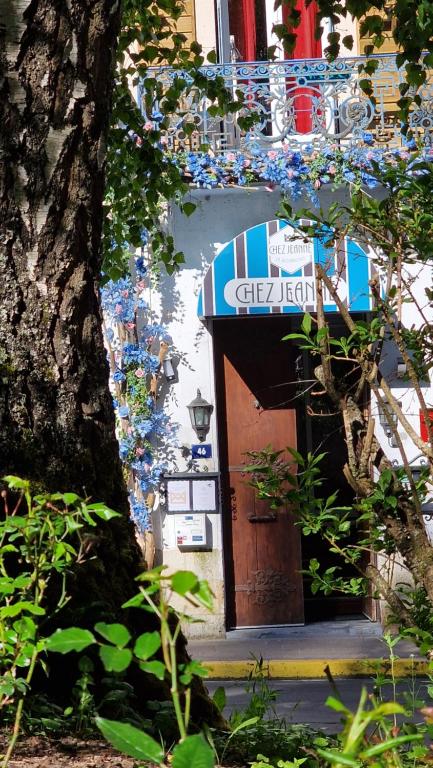 un bâtiment avec une enseigne sur le côté dans l'établissement Hotel Chez Jeanne, à La Bourboule