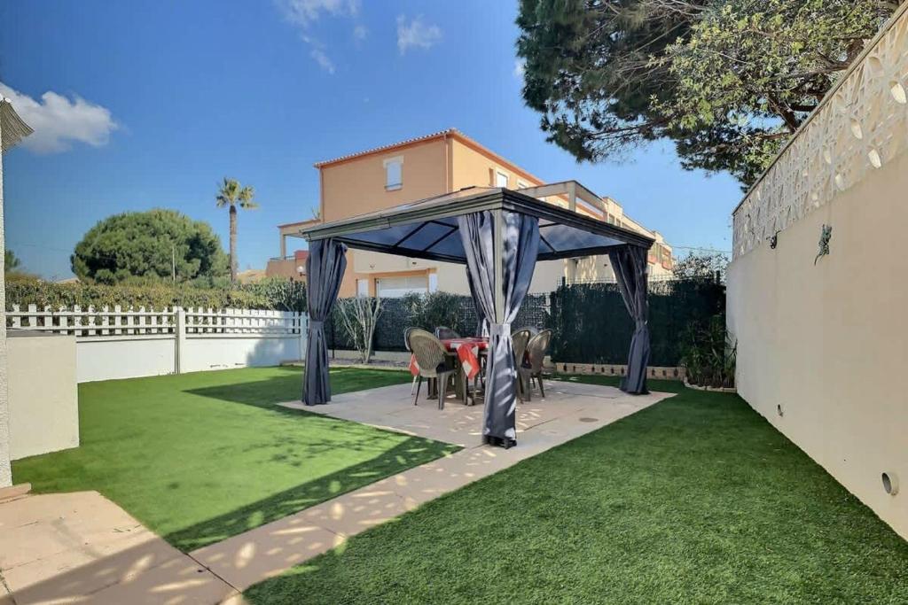 - un kiosque dans l'arrière-cour d'une maison dans l'établissement Confortable pavillon avec jardin à 900m de la plage, à Valras-Plage