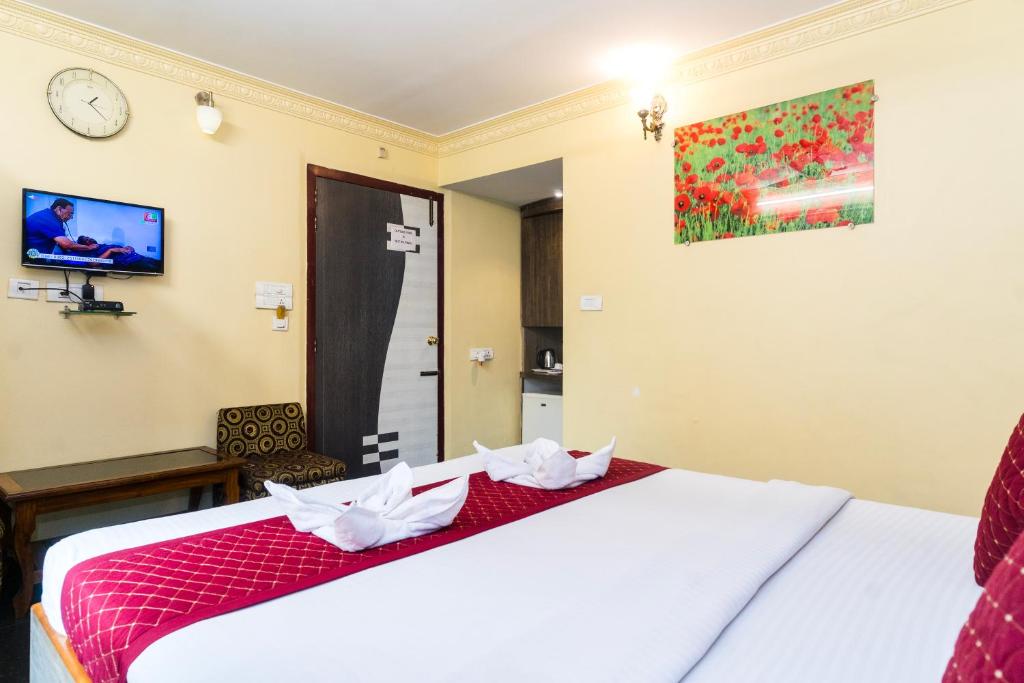Postel nebo postele na pokoji v ubytování Apples Balaji Inn