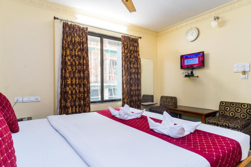 Postel nebo postele na pokoji v ubytování Apples Balaji Inn