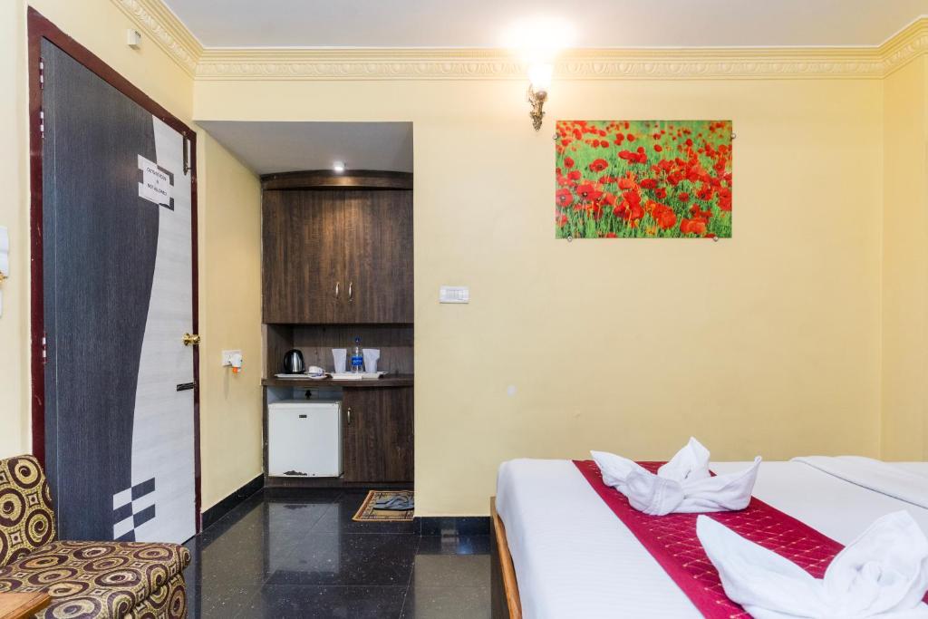 Postel nebo postele na pokoji v ubytování Apples Balaji Inn