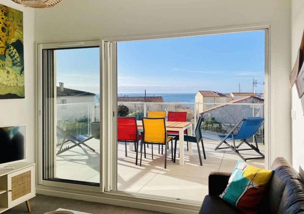 d'un salon avec une porte coulissante en verre. dans l'établissement CORAL - Lumineux appartement Cap d'agde vue mer , idéalement situé, au Cap d'Agde