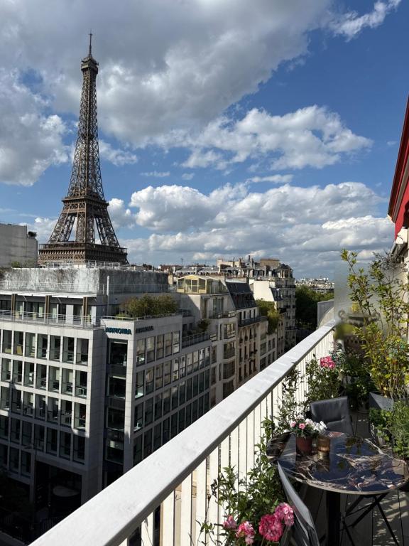 un balcon avec vue sur la tour Eiffel dans l'établissement Terrasse tour, à Paris