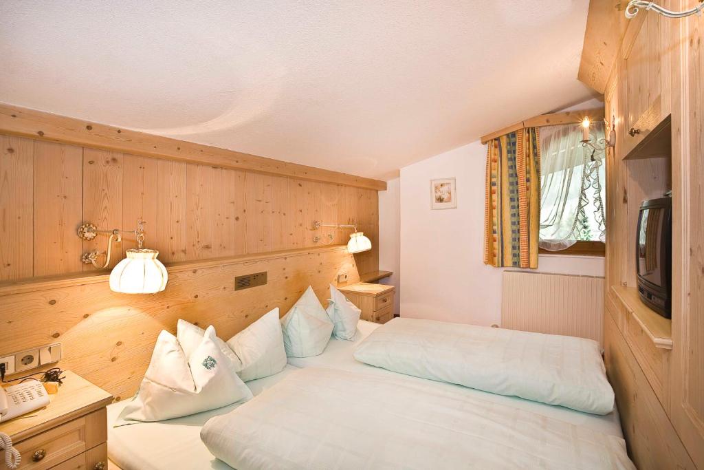 Postel nebo postele na pokoji v ubytování Alpenhotel Fernau