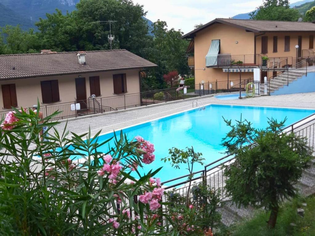 Bazén v ubytování Lakefront Apartment with Panoramic Pool nebo v jeho okolí