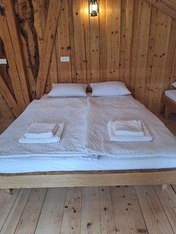 Postel nebo postele na pokoji v ubytování Hemp farm paradise near Bled and Ljubljana
