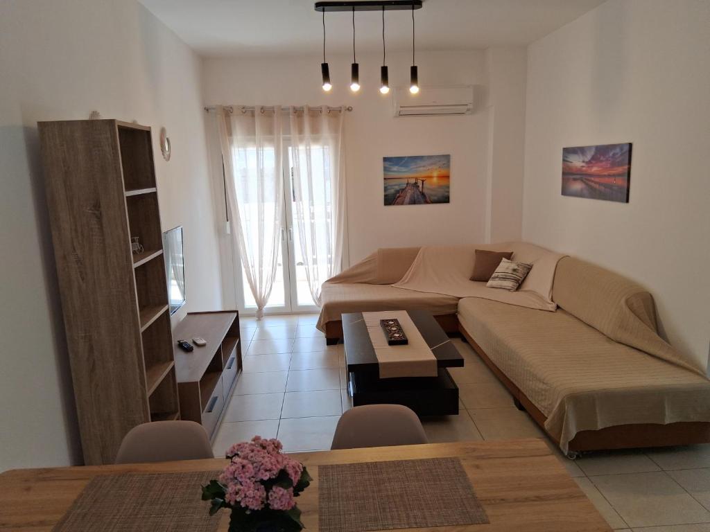una sala de estar con dos camas y un sofá en Evi's Apartment, en Perea