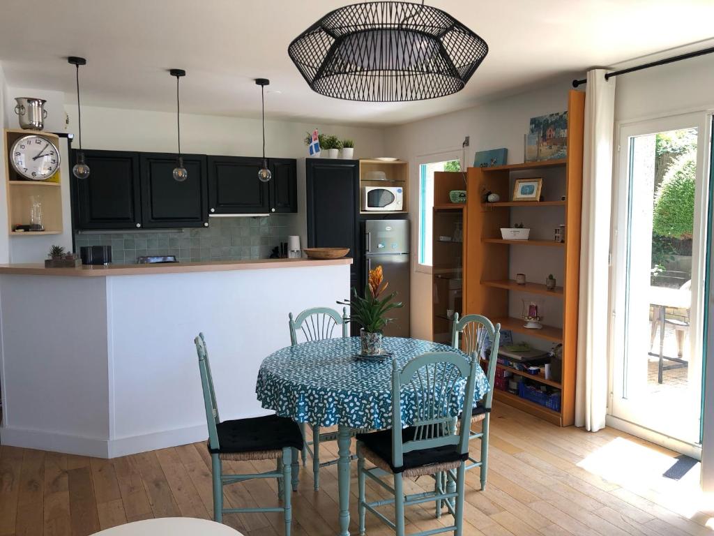 une cuisine et une salle à manger avec une table et des chaises dans l'établissement Beau T3 Solidor avec Terrasse à 50m de la mer, à Saint-Malo