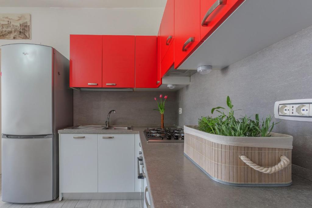 Kuchyň nebo kuchyňský kout v ubytování Lido degli Estensi Seaview Apartment