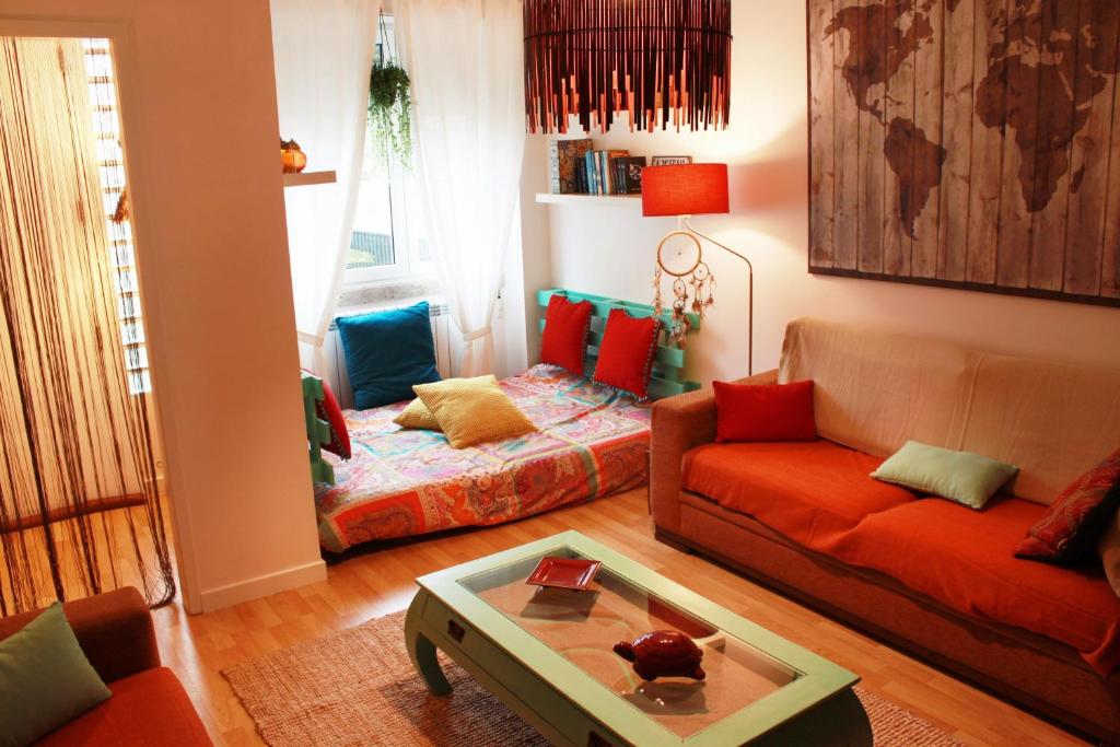 ein Wohnzimmer mit einem Sofa und einem Couchtisch in der Unterkunft Nesha Guesthouse Lisbon in Lissabon