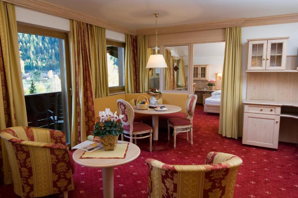 Kuchyň nebo kuchyňský kout v ubytování Alpenhotel Fernau