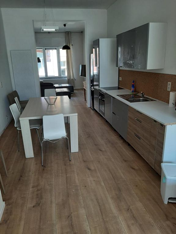 a kitchen and dining room with a table and chairs at APP Amsterdamstr glv in Ostend