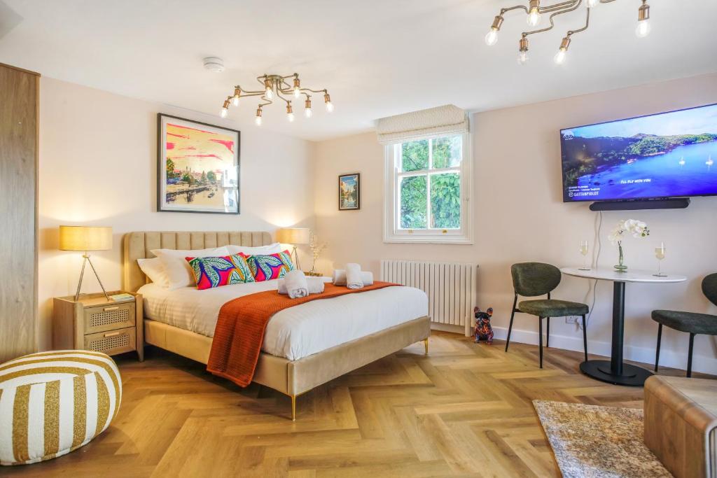 Postel nebo postele na pokoji v ubytování Very best location - Large Luxury Studio by river and City Centre