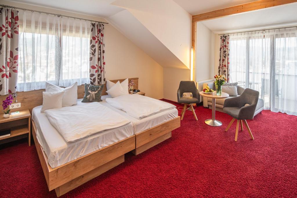 Postel nebo postele na pokoji v ubytování DEVA Hotel Renchtalblick